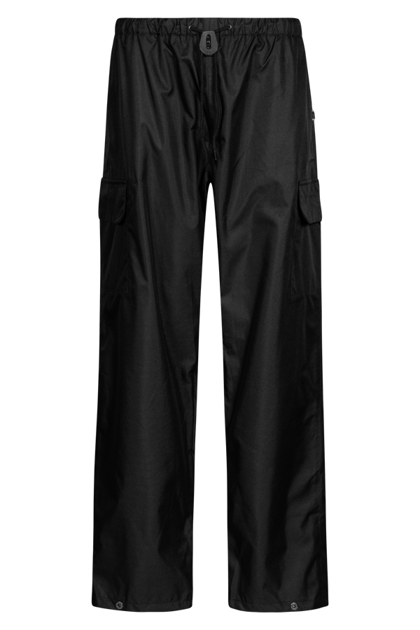 https://lyngsoe-rainwear.dk/wp-content/uploads/2019/04/FOX6051-07_Trousers_with_2_pockets_Black_43-1-1600x2400.png